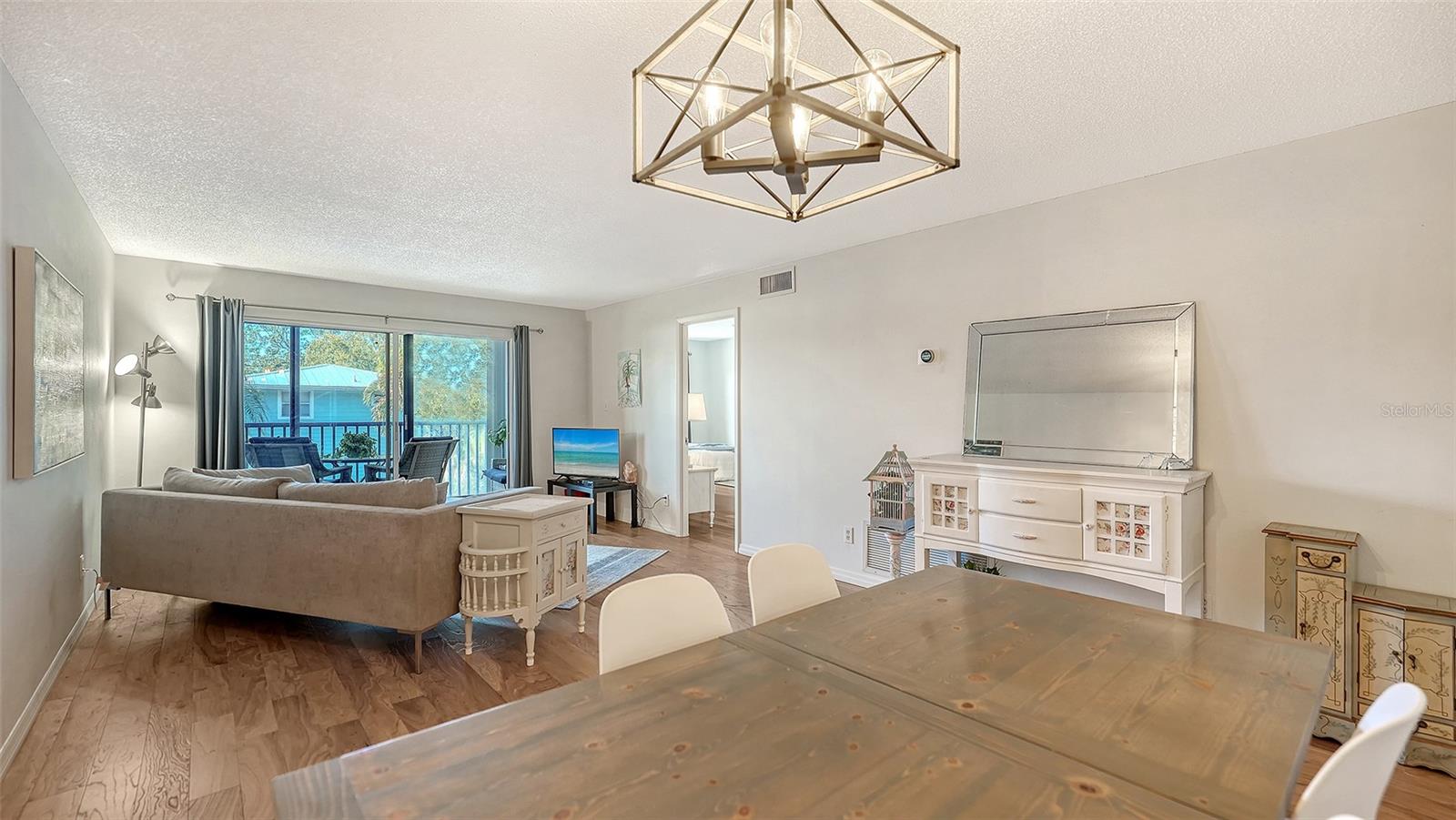 Listing photo id 4 for 3700 Osprey Avenue 219