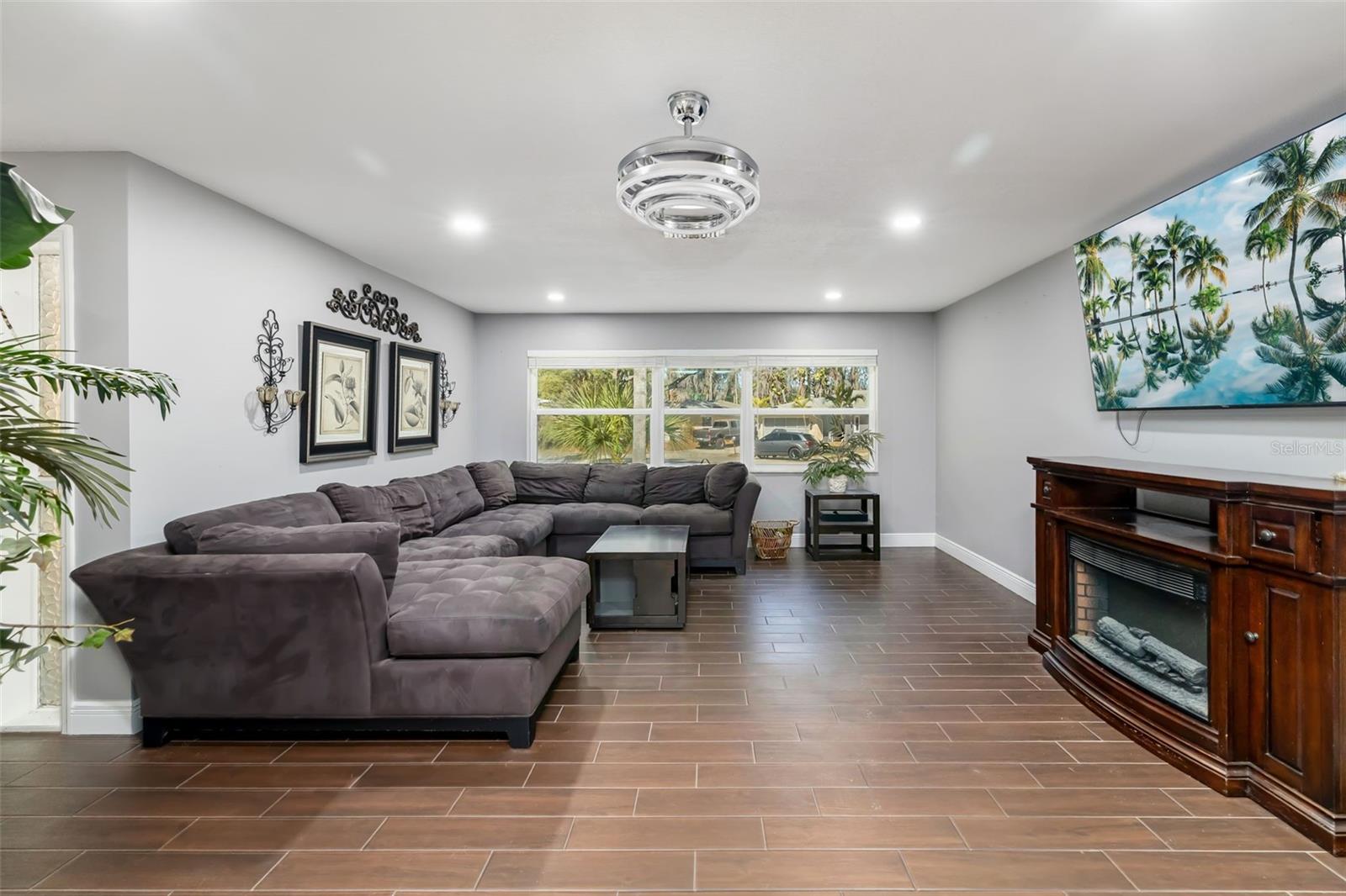 Image 11 of 63 For 186 Sunward Avenue