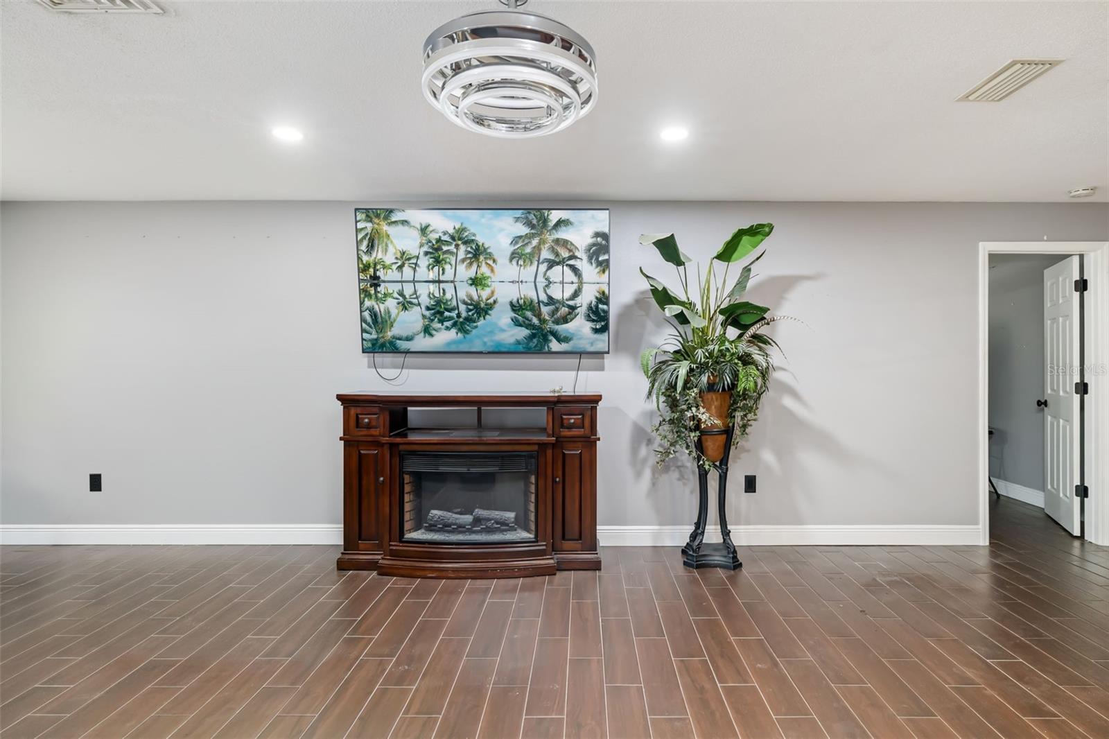 Image 12 of 63 For 186 Sunward Avenue