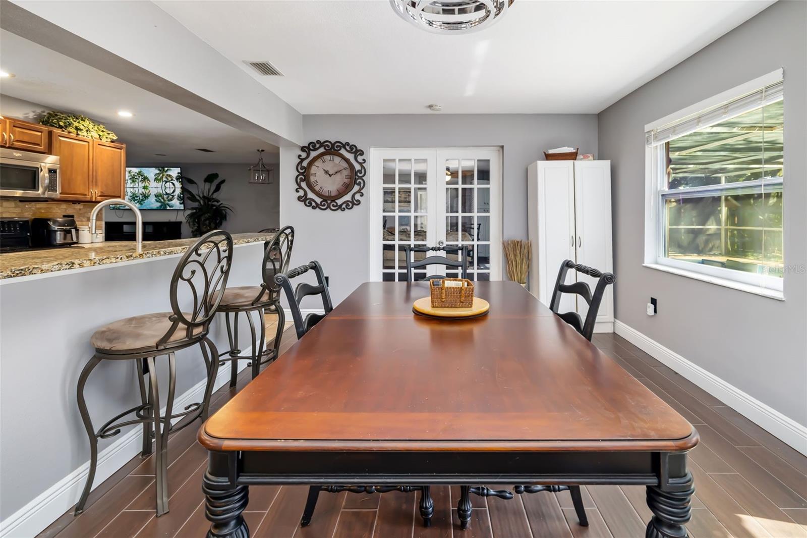 Image 21 of 63 For 186 Sunward Avenue