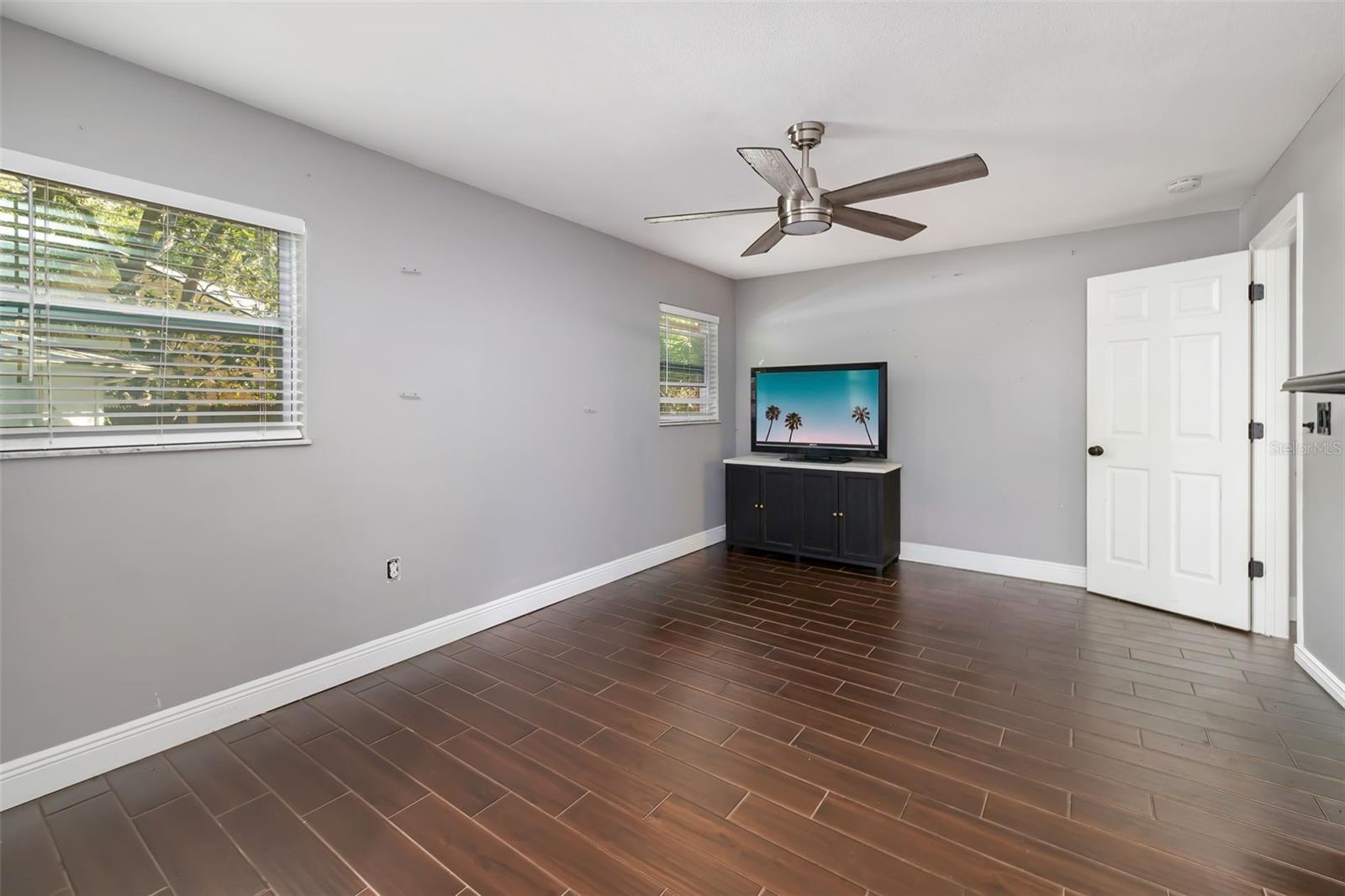 Image 23 of 63 For 186 Sunward Avenue