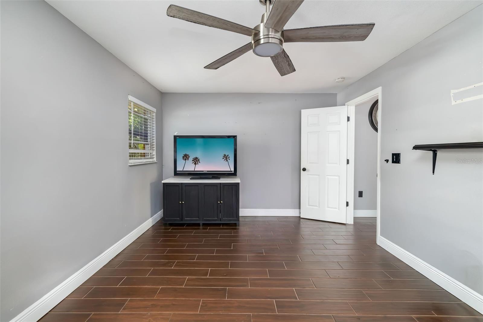 Image 24 of 63 For 186 Sunward Avenue