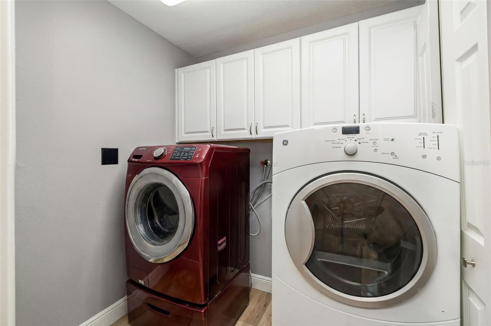 Image 36 of 63 For 186 Sunward Avenue