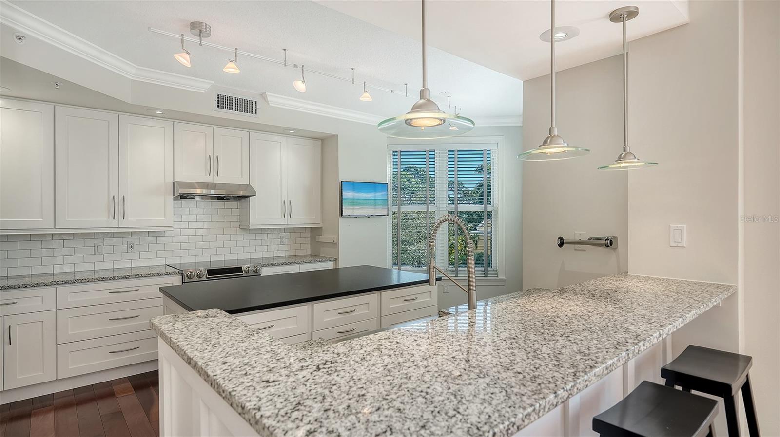 Image 12 of 78 For 393 N Point Road 301