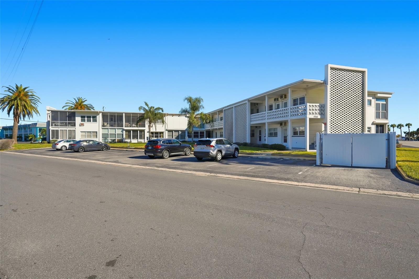 Image 25 of 30 For 7050 Sunset Way 21