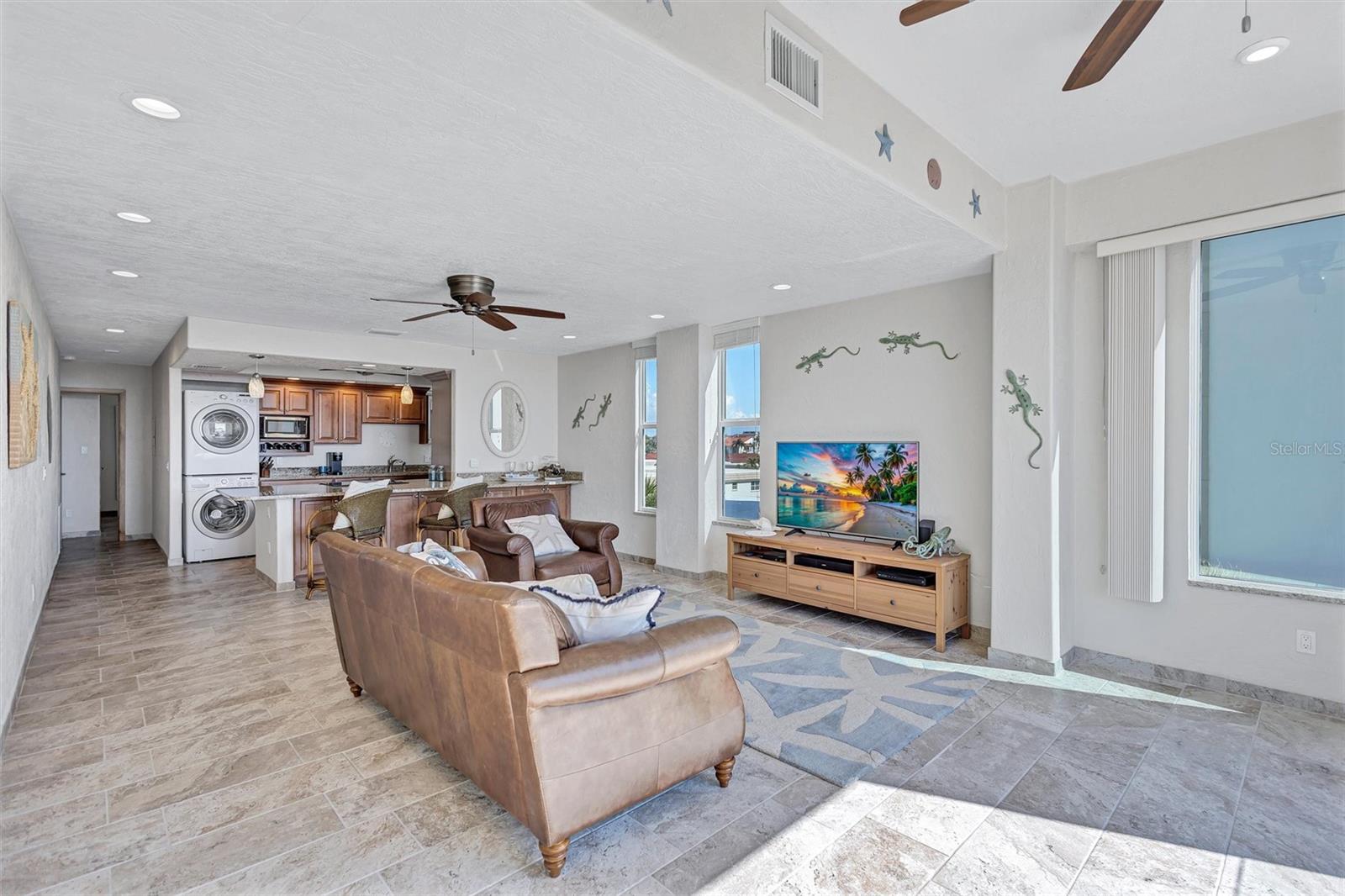 Image 17 of 75 For 6140 Midnight Pass Road 101