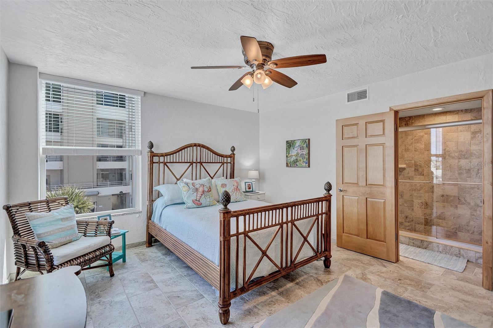 Image 32 of 75 For 6140 Midnight Pass Road 101