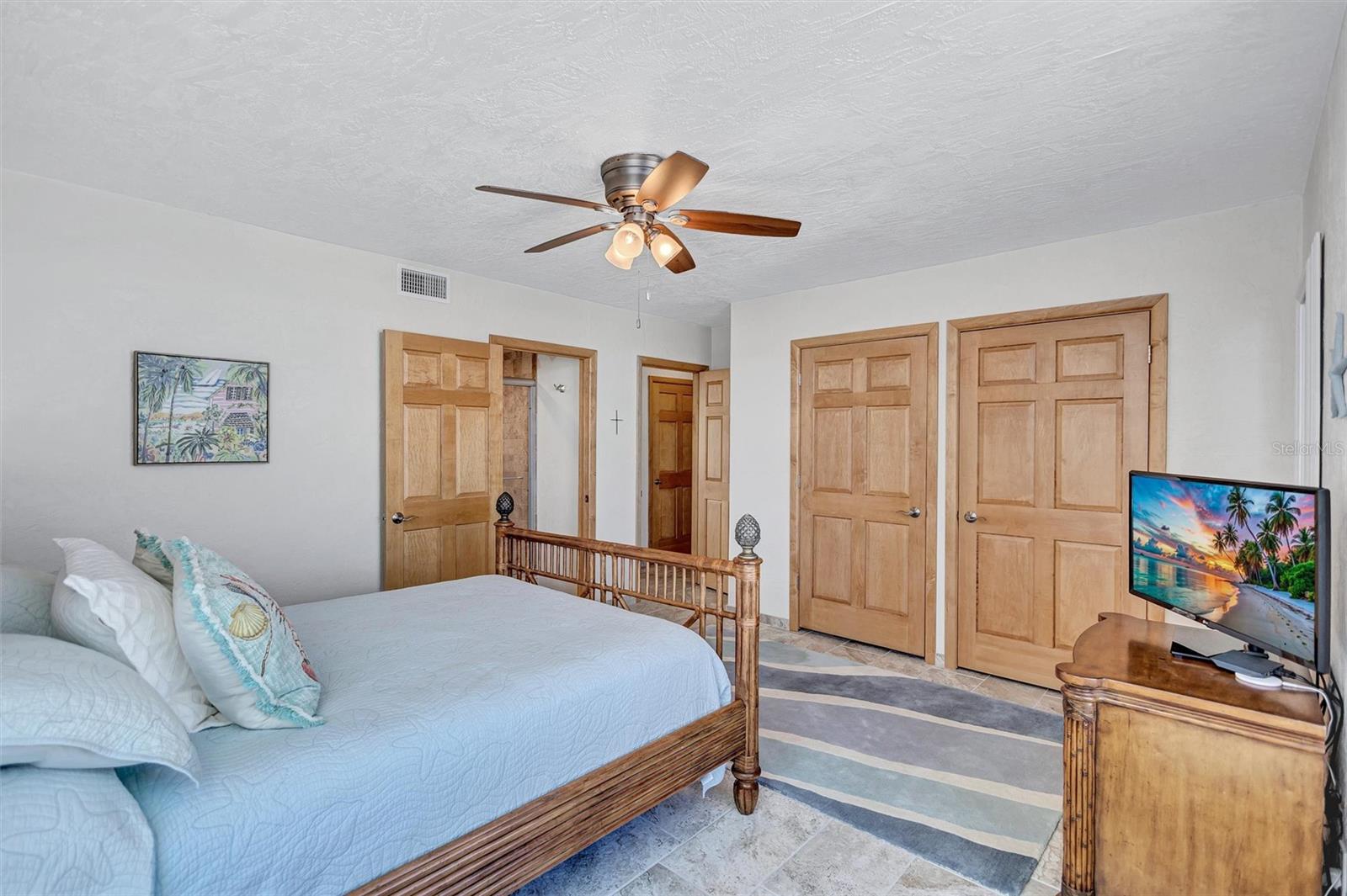 Image 33 of 75 For 6140 Midnight Pass Road 101