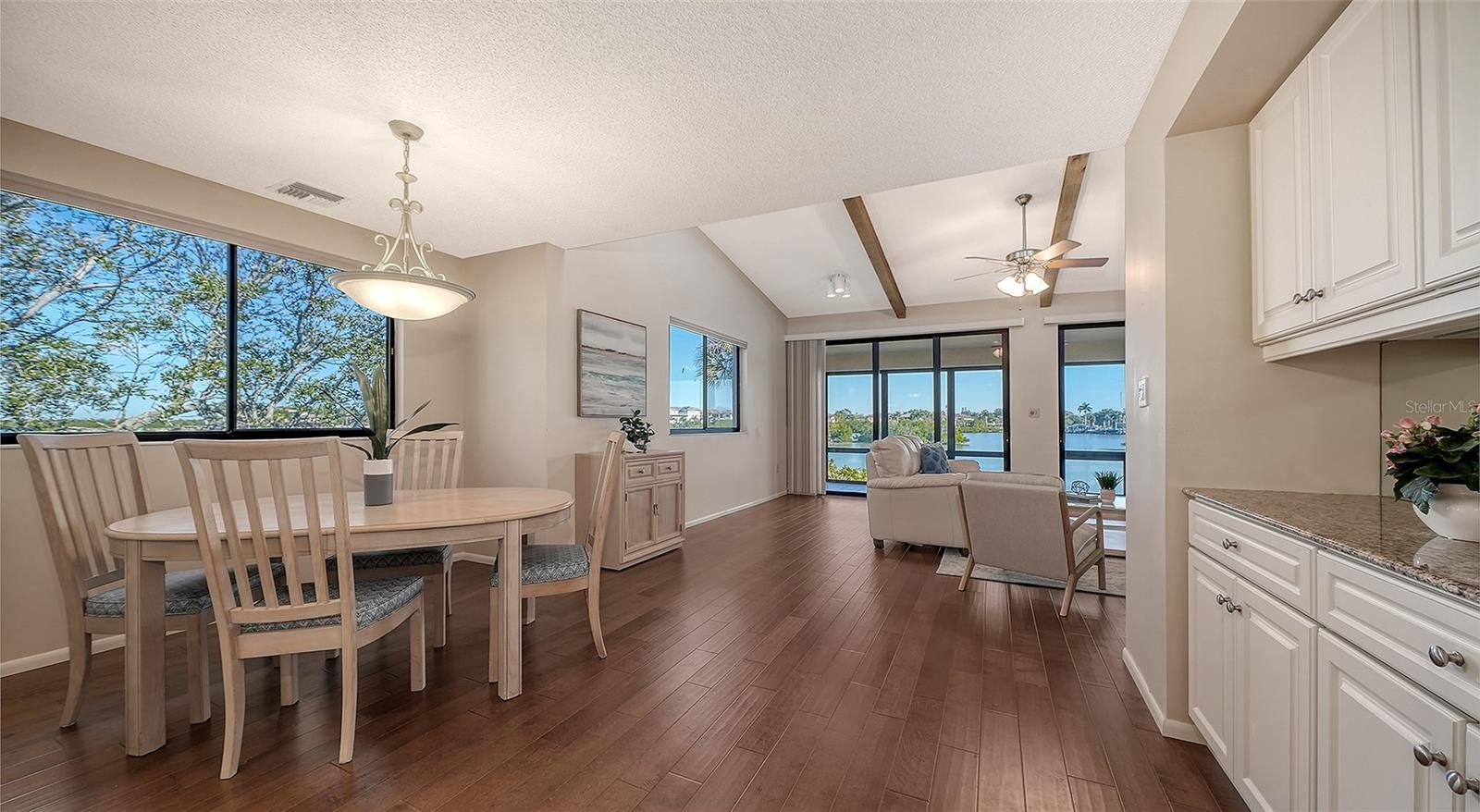 Listing photo id 8 for 6275 Midnight Pass Road 6275