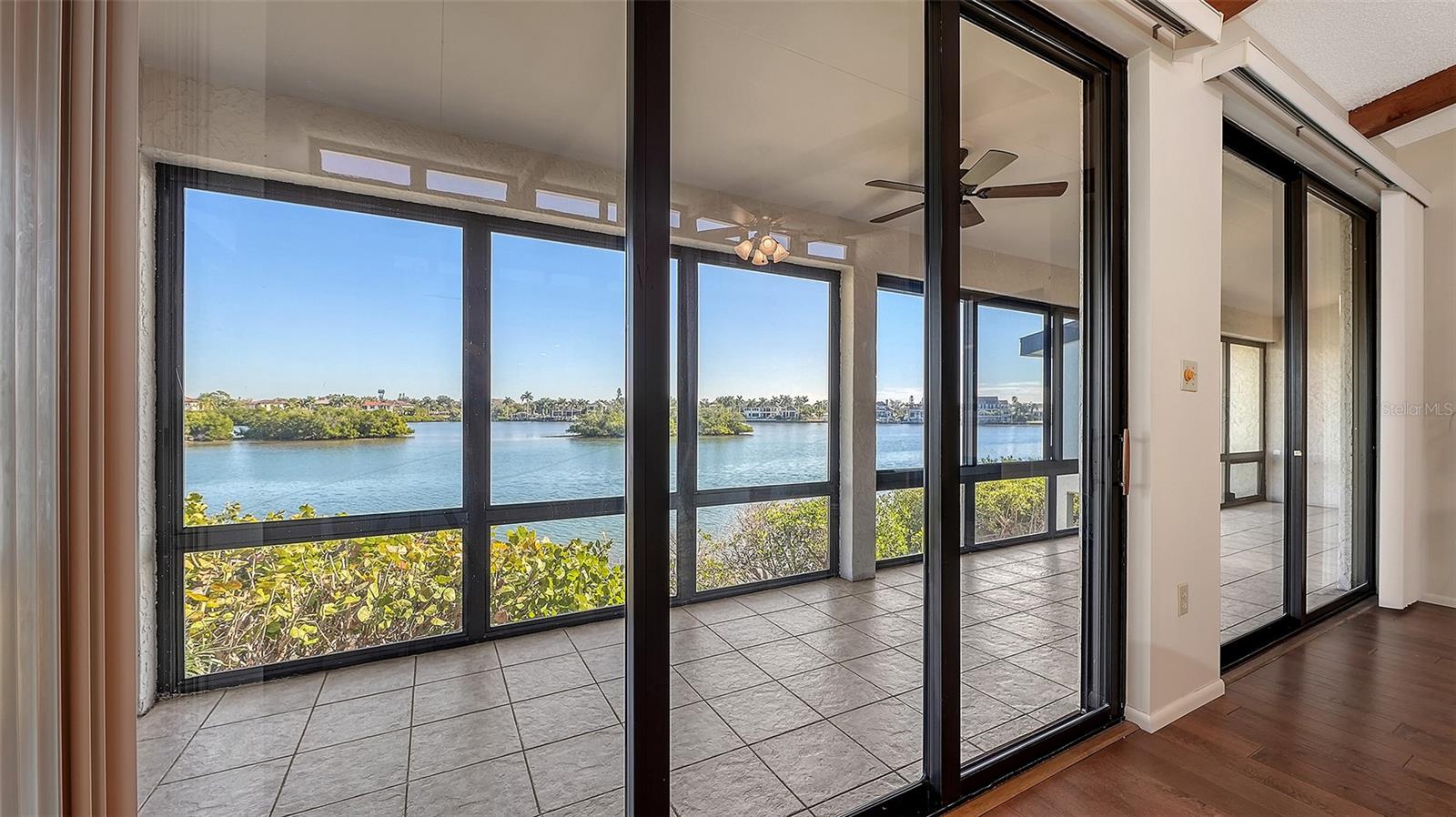 Listing photo id 11 for 6275 Midnight Pass Road 6275