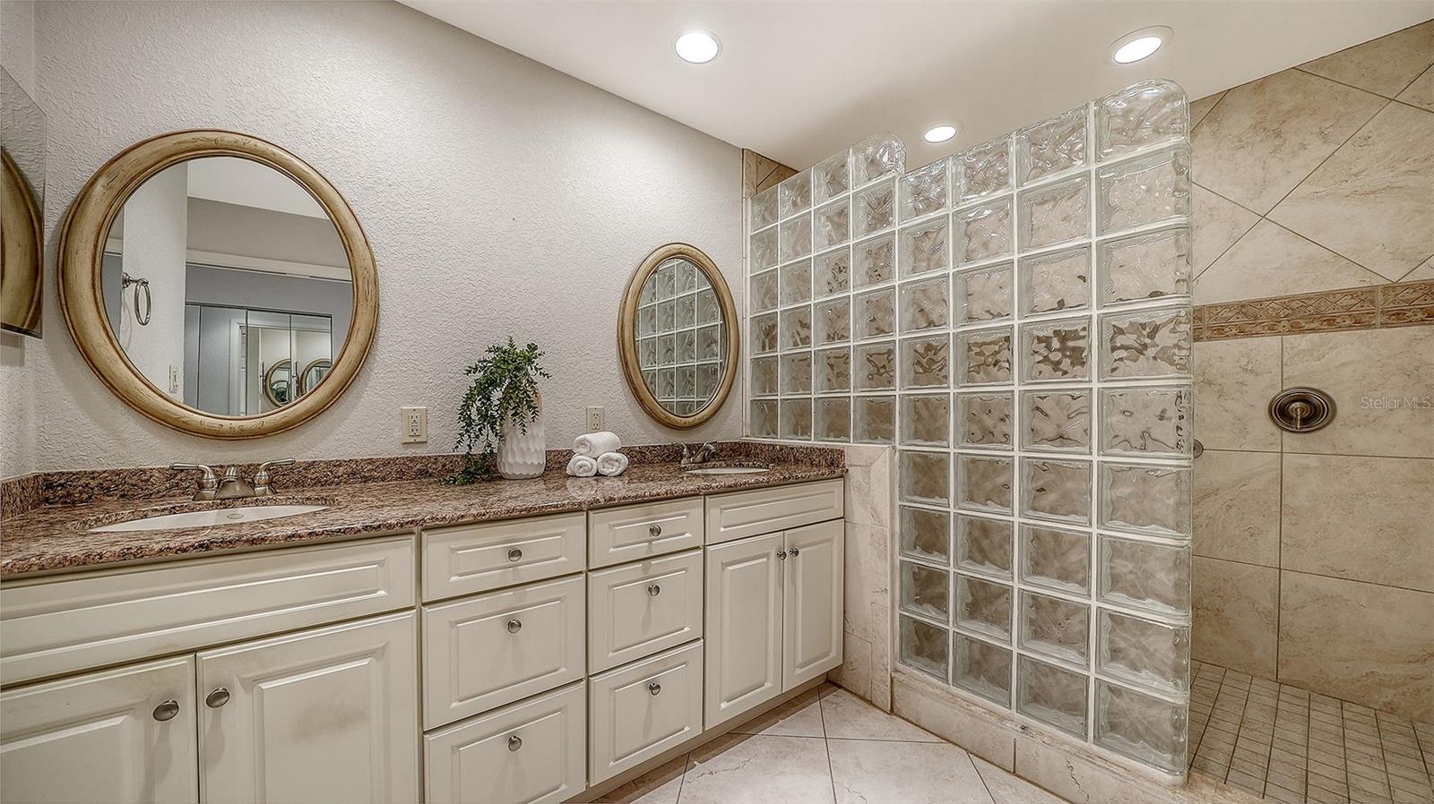 Listing photo id 22 for 6275 Midnight Pass Road 6275