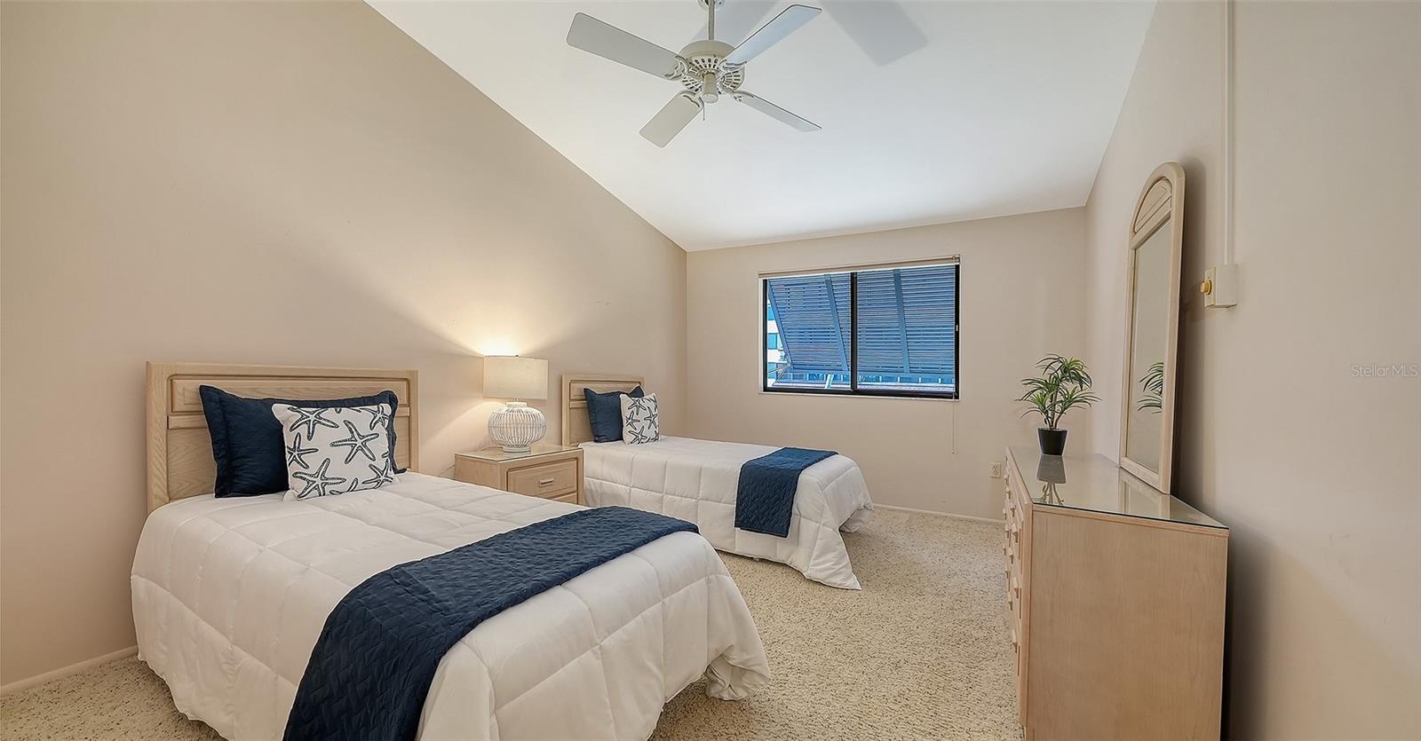 Listing photo id 23 for 6275 Midnight Pass Road 6275