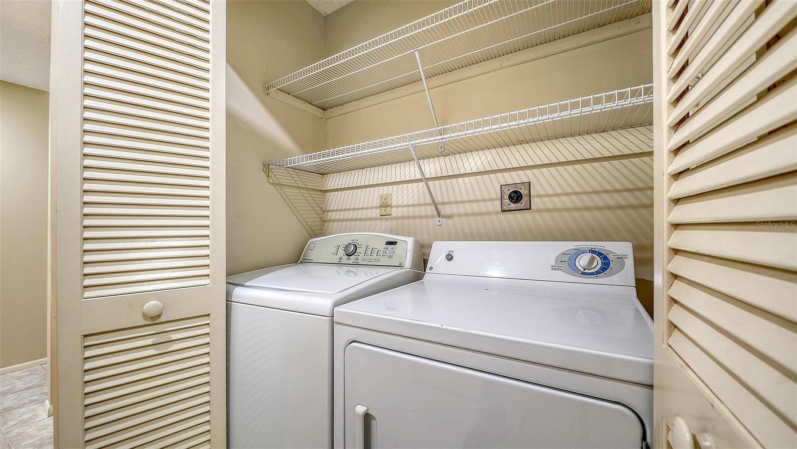 Listing photo id 25 for 6275 Midnight Pass Road 6275