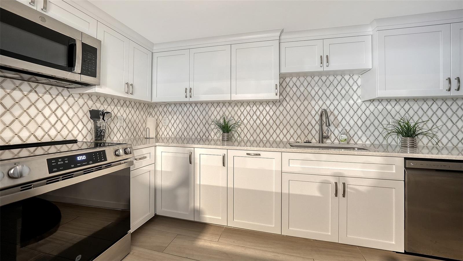 Listing photo id 45 for 6275 Midnight Pass Road 6275