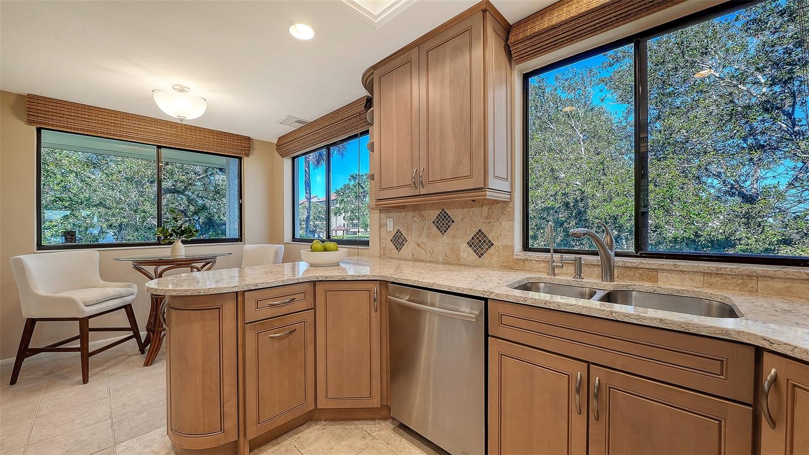 Listing photo id 4 for 6275 Midnight Pass Road 6275