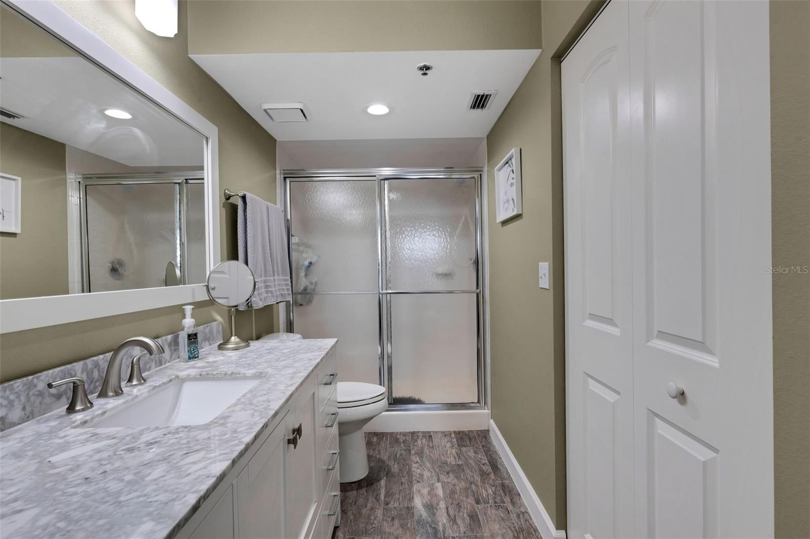 Image 32 of 49 For 3980 Ironwood Circle 404