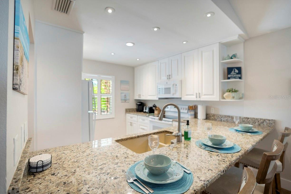 Image 12 of 72 For 2051 Roselawn Street