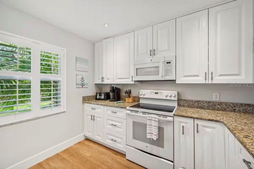 Image 41 of 72 For 2051 Roselawn Street