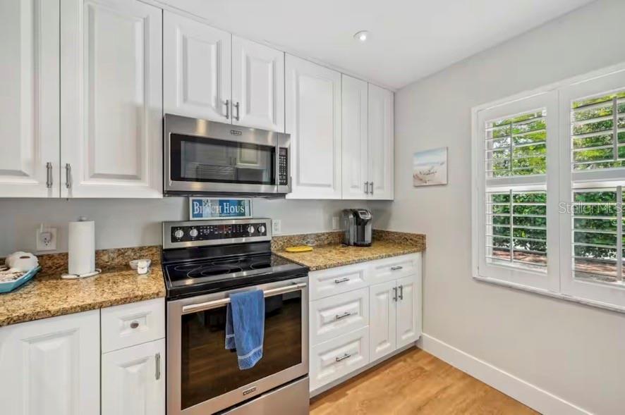 Image 6 of 72 For 2051 Roselawn Street