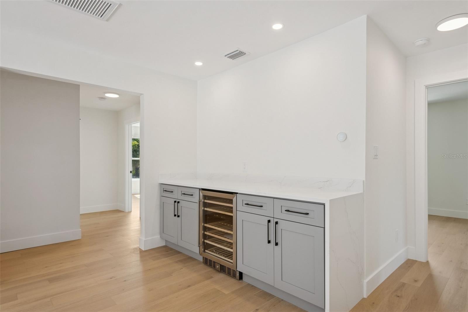 Image 11 of 28 For 2655 Bay Street