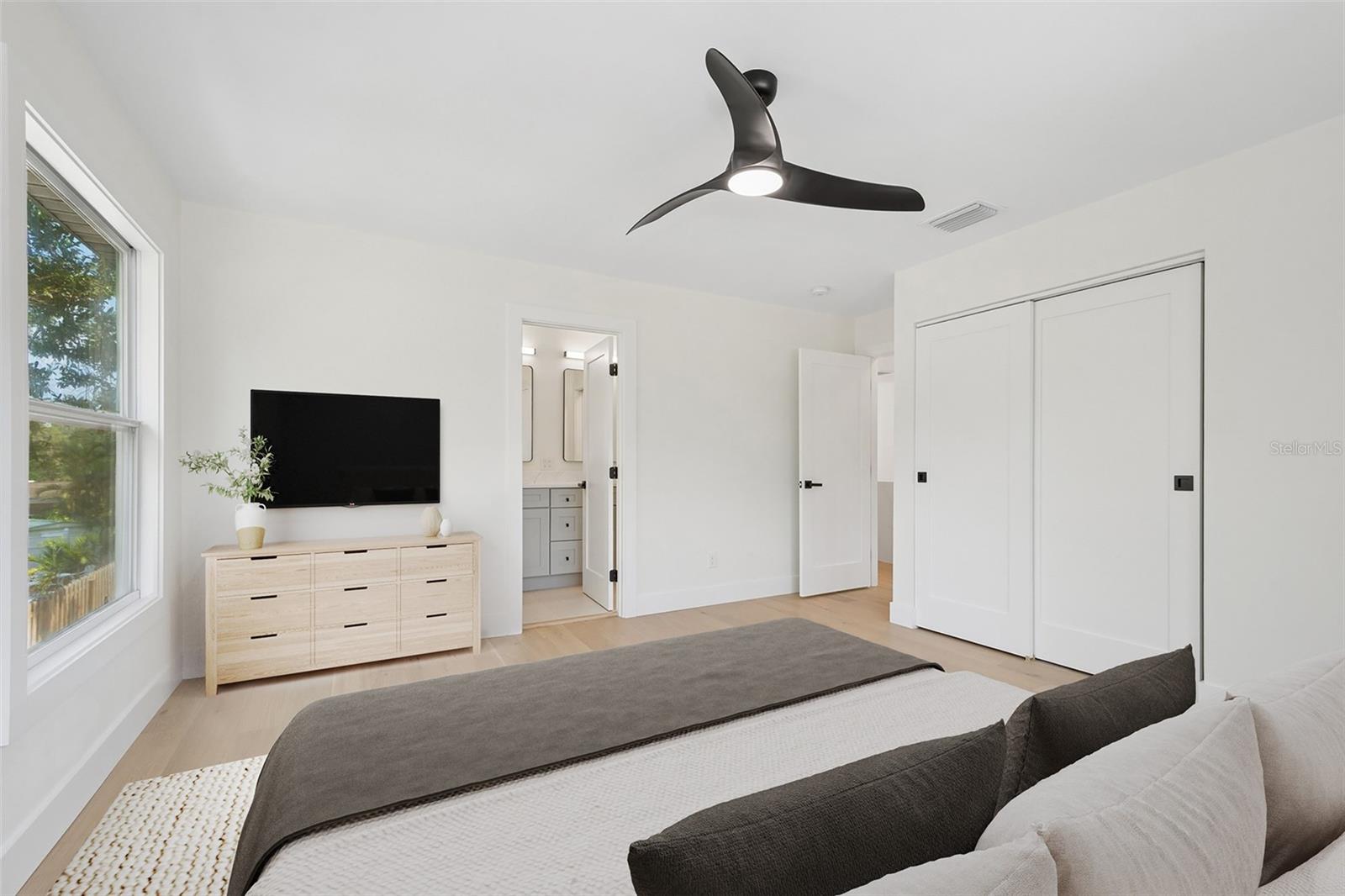 Image 12 of 28 For 2655 Bay Street