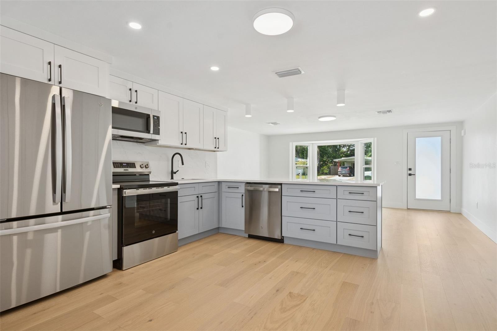 Image 5 of 28 For 2655 Bay Street