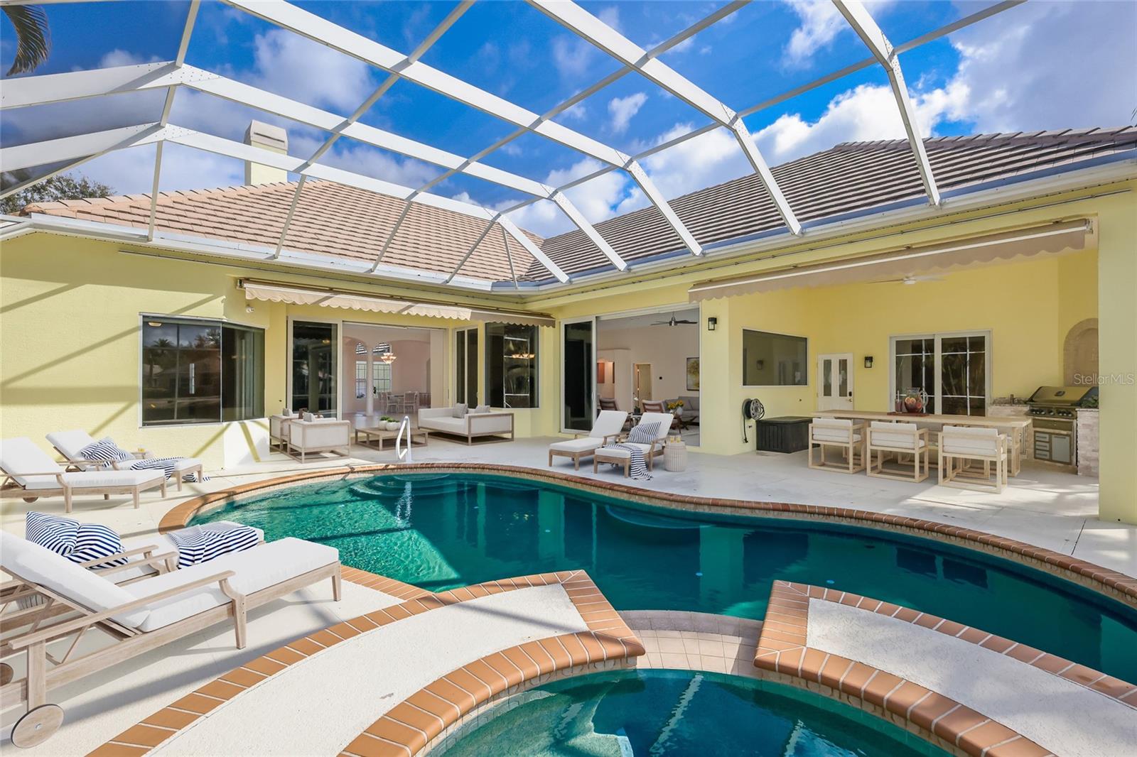 Listing photo id 1 for 7908 Warwick Gardens Lane