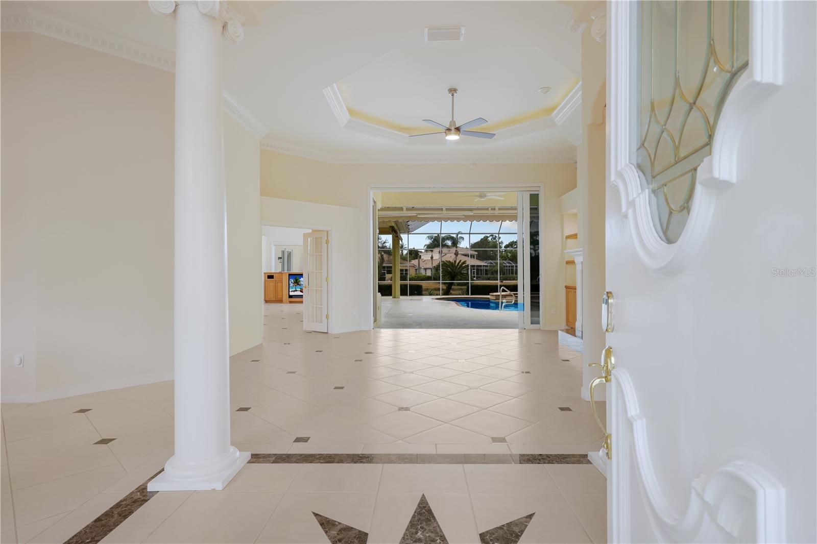 Listing photo id 3 for 7908 Warwick Gardens Lane