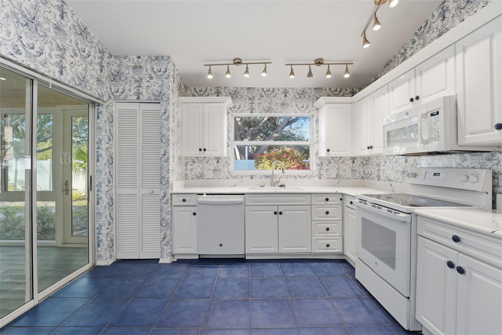 Image 10 of 23 For 5744 Antibes Street 3059