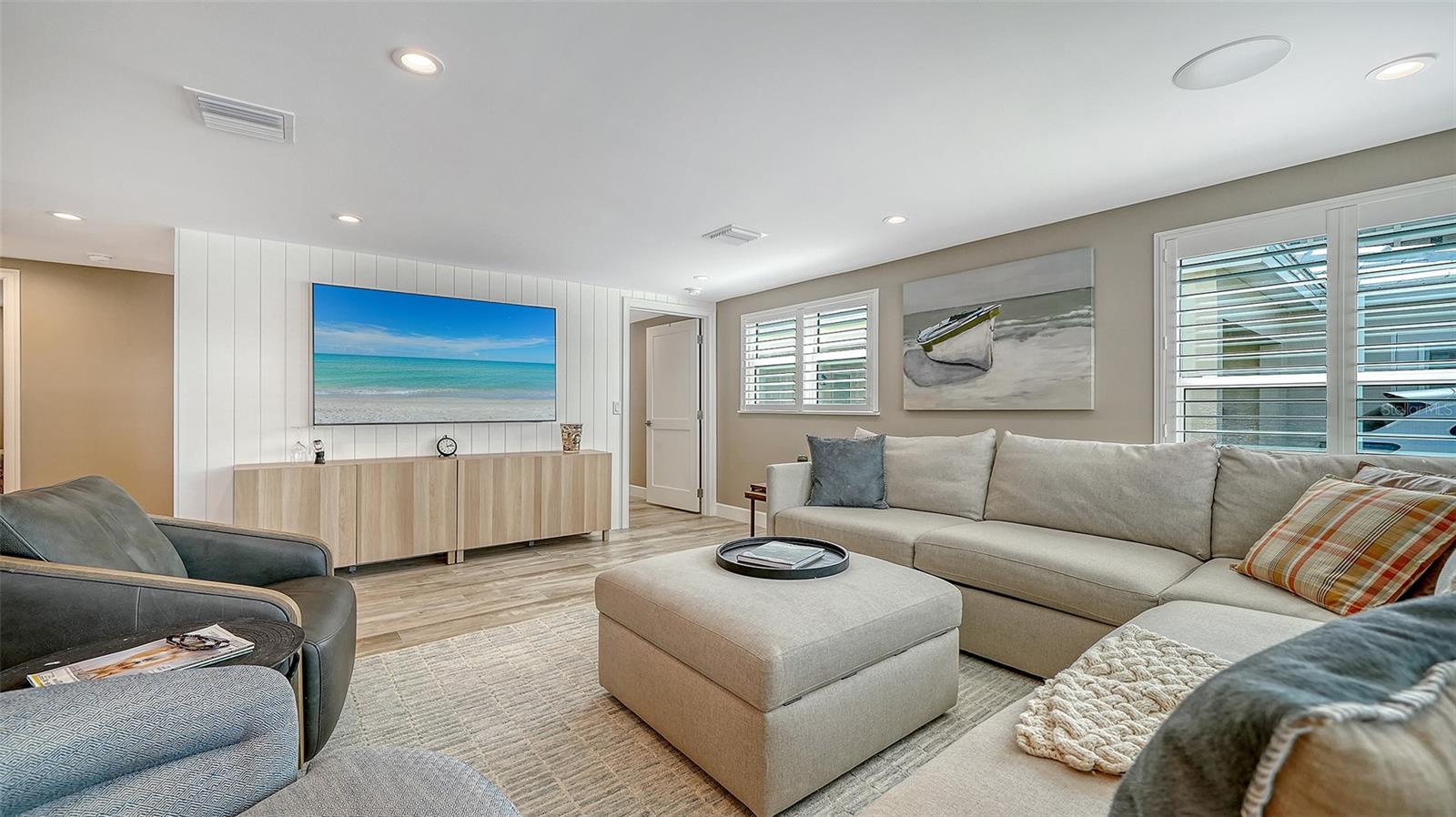 Image 12 of 63 For 6140 Midnight Pass Road B6