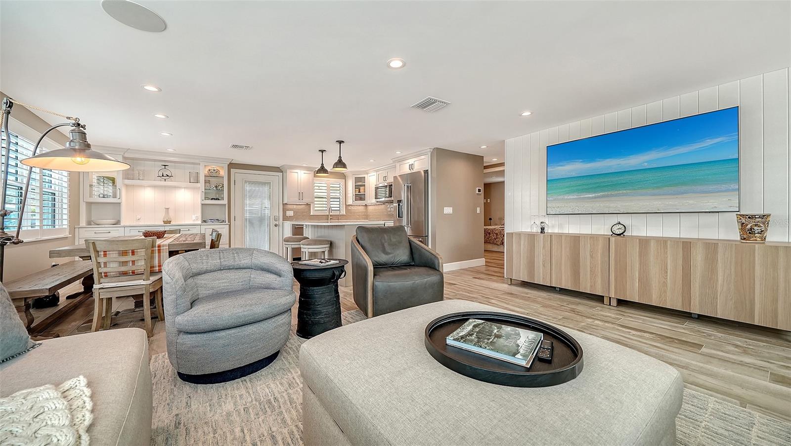 Image 14 of 63 For 6140 Midnight Pass Road B6