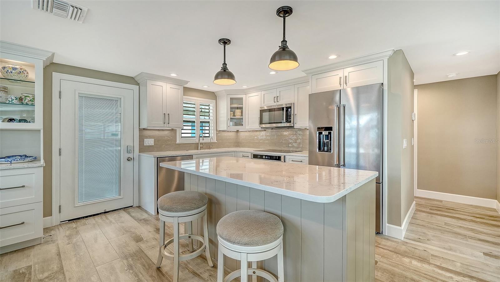 Image 15 of 63 For 6140 Midnight Pass Road B6