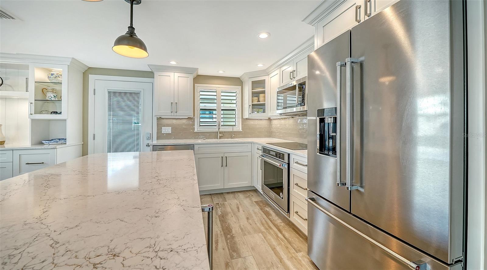 Image 16 of 63 For 6140 Midnight Pass Road B6