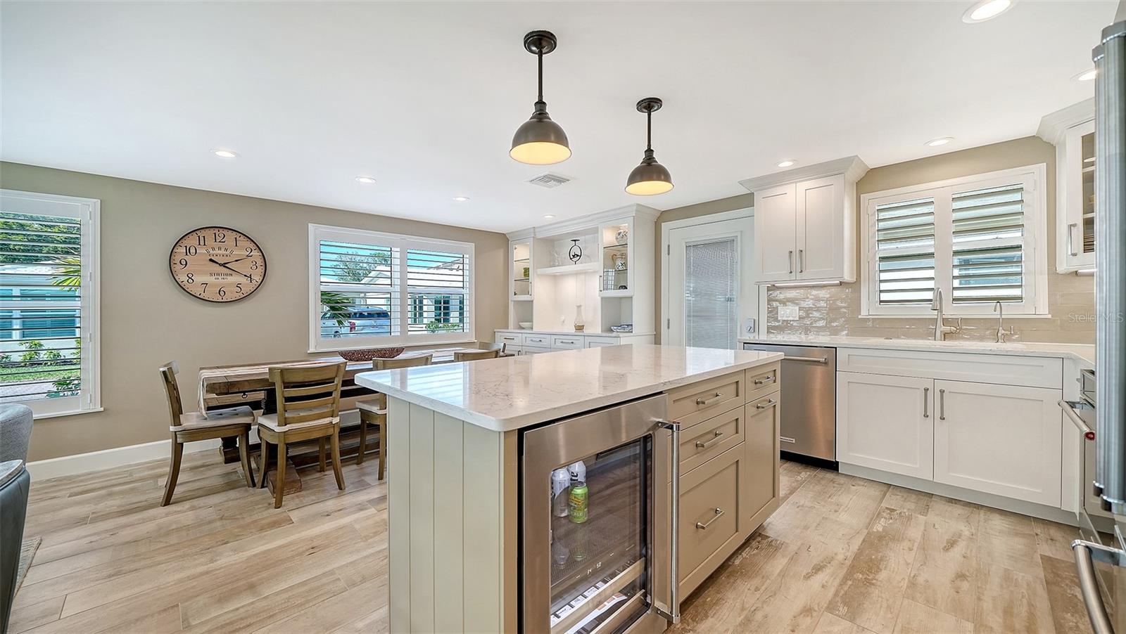 Image 17 of 63 For 6140 Midnight Pass Road B6