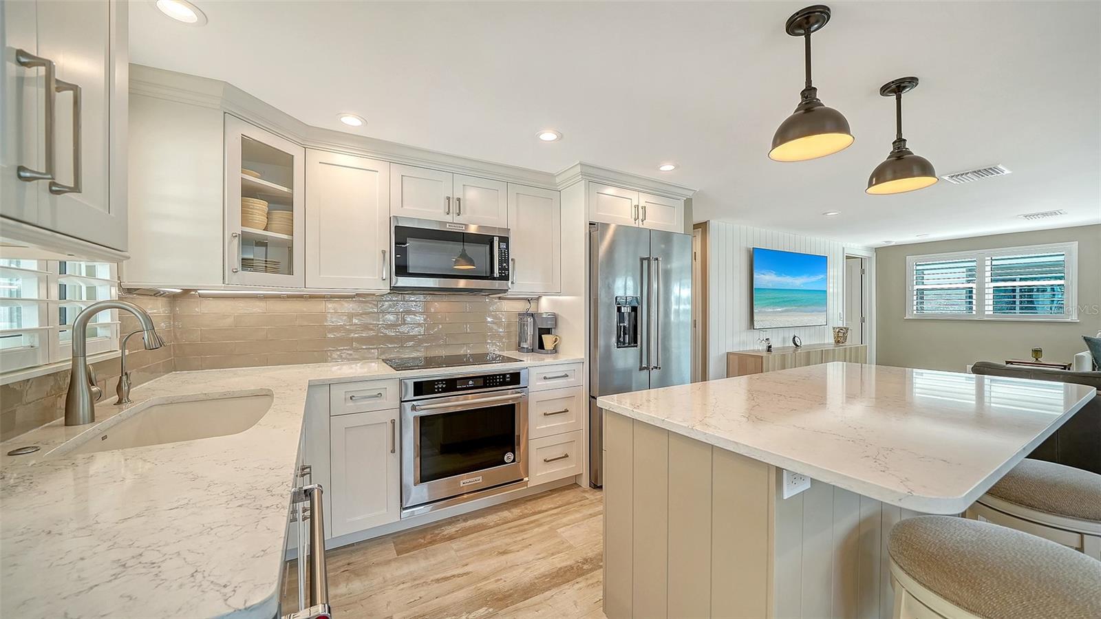 Image 18 of 63 For 6140 Midnight Pass Road B6