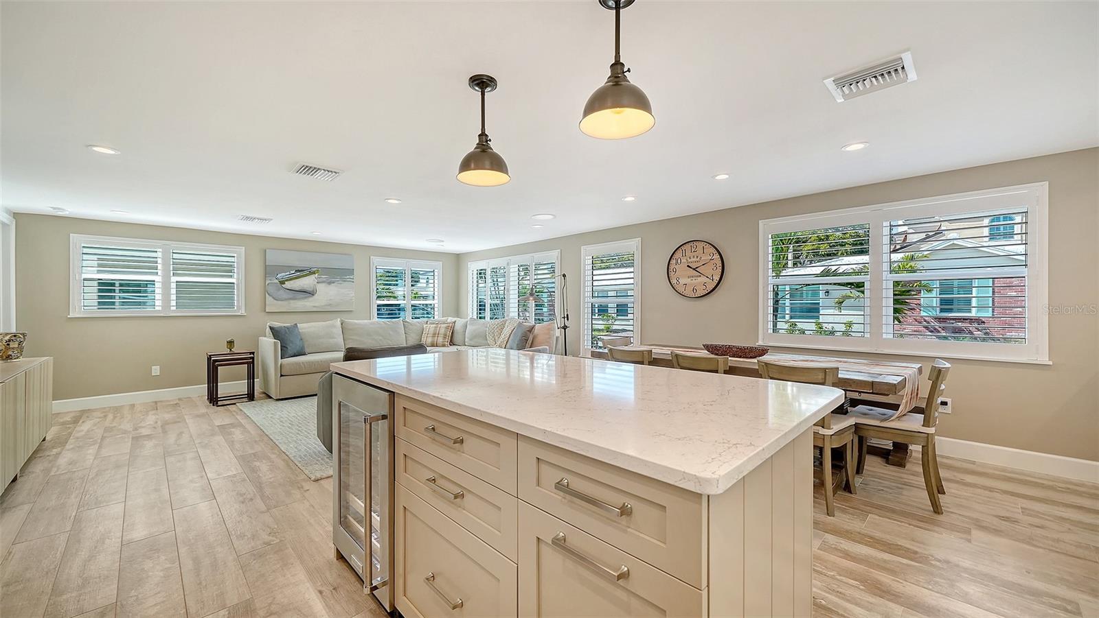 Image 19 of 63 For 6140 Midnight Pass Road B6