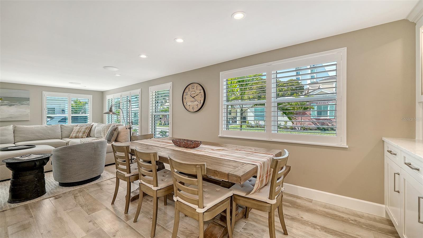 Image 21 of 63 For 6140 Midnight Pass Road B6