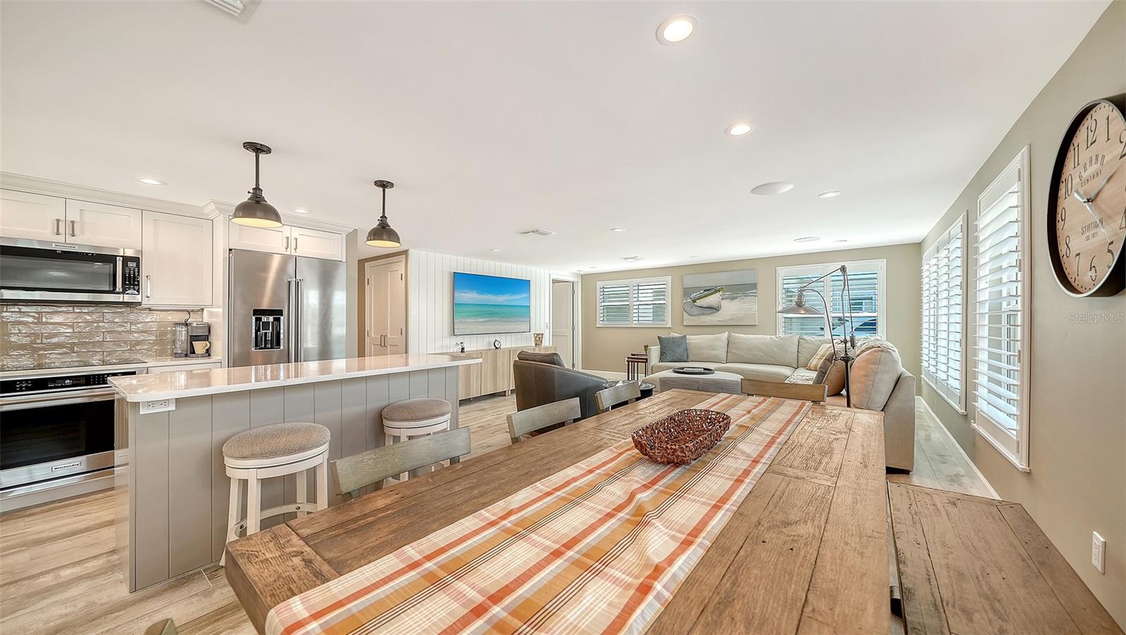 Image 22 of 63 For 6140 Midnight Pass Road B6