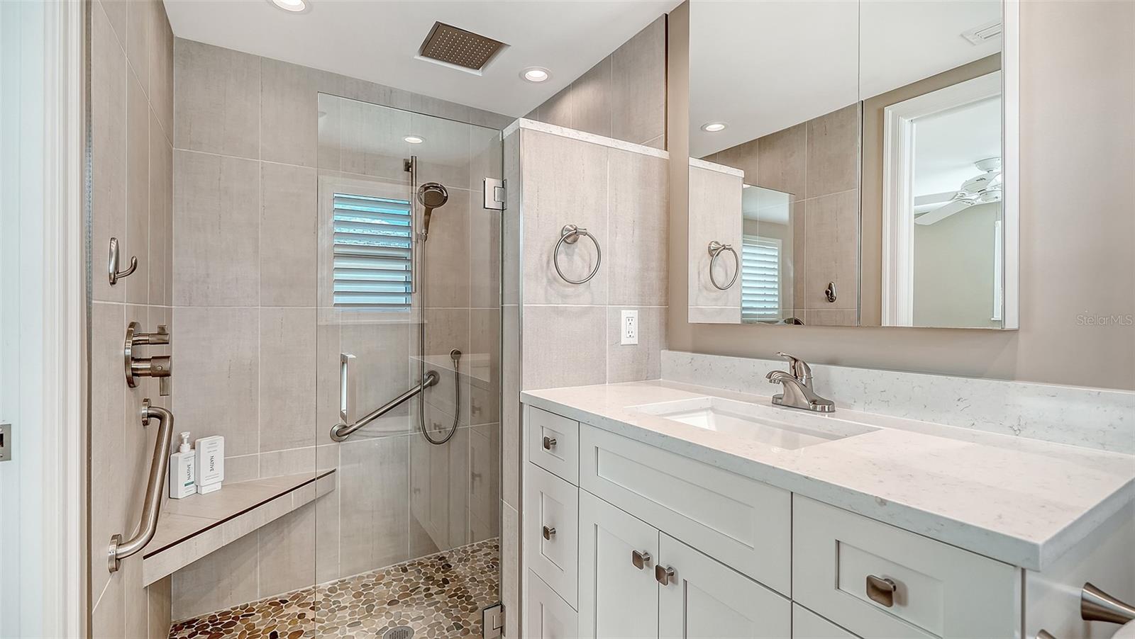 Image 28 of 63 For 6140 Midnight Pass Road B6