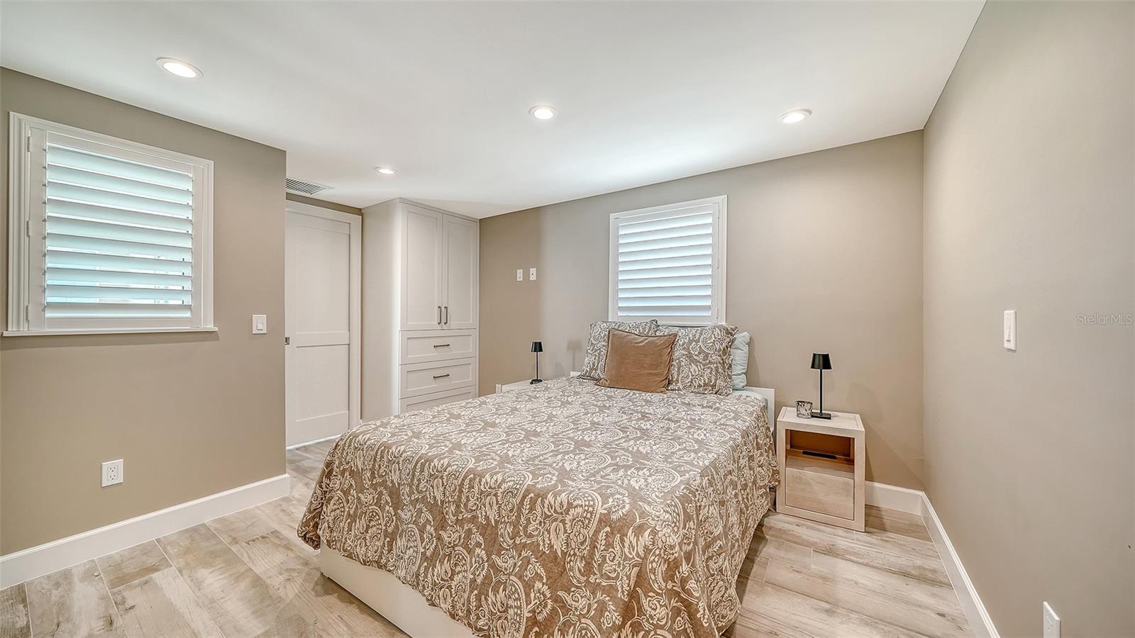 Image 29 of 63 For 6140 Midnight Pass Road B6