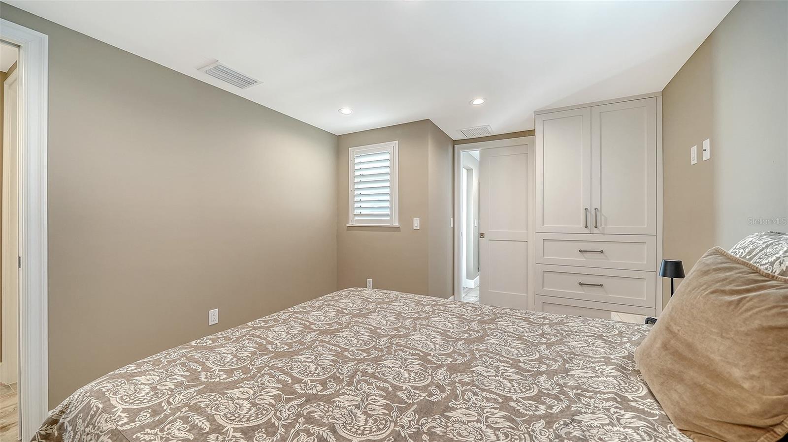 Image 30 of 63 For 6140 Midnight Pass Road B6