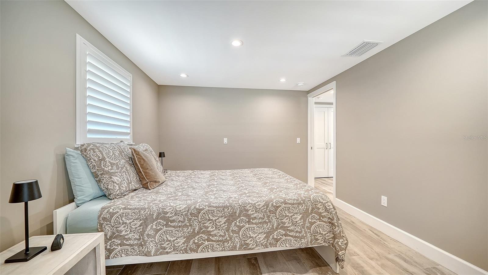 Image 31 of 63 For 6140 Midnight Pass Road B6