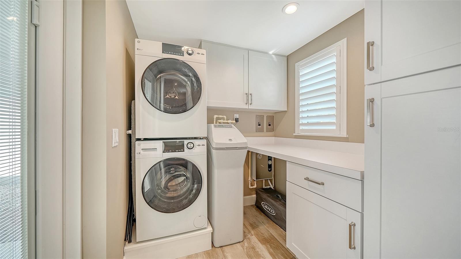 Image 33 of 63 For 6140 Midnight Pass Road B6