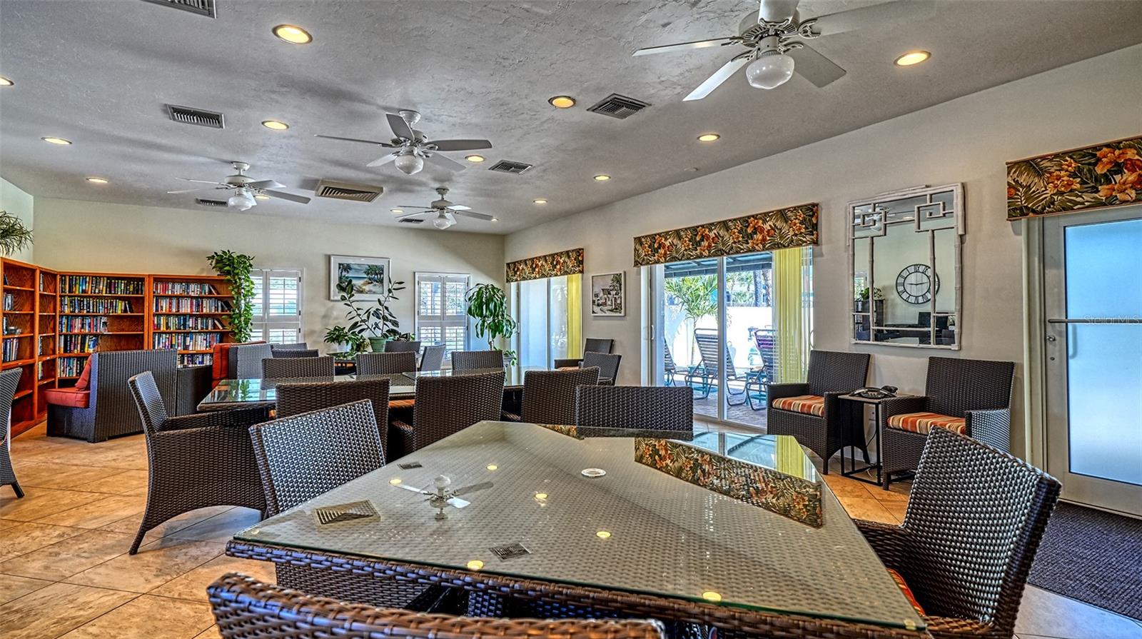 Image 36 of 63 For 6140 Midnight Pass Road B6