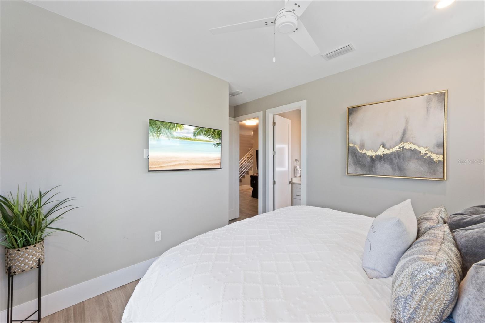 Image 23 of 52 For 903 Shore Drive B