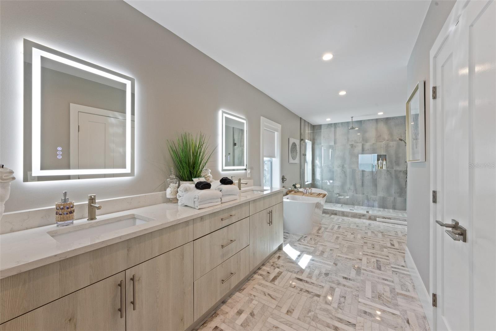 Image 38 of 52 For 903 Shore Drive B