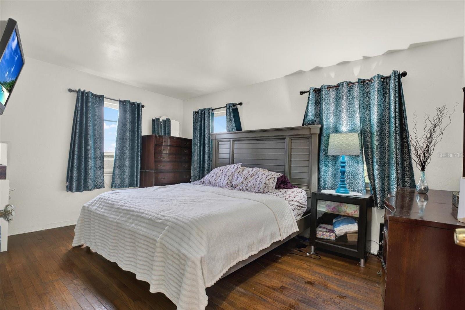 Image 11 of 49 For 911 29th Street N