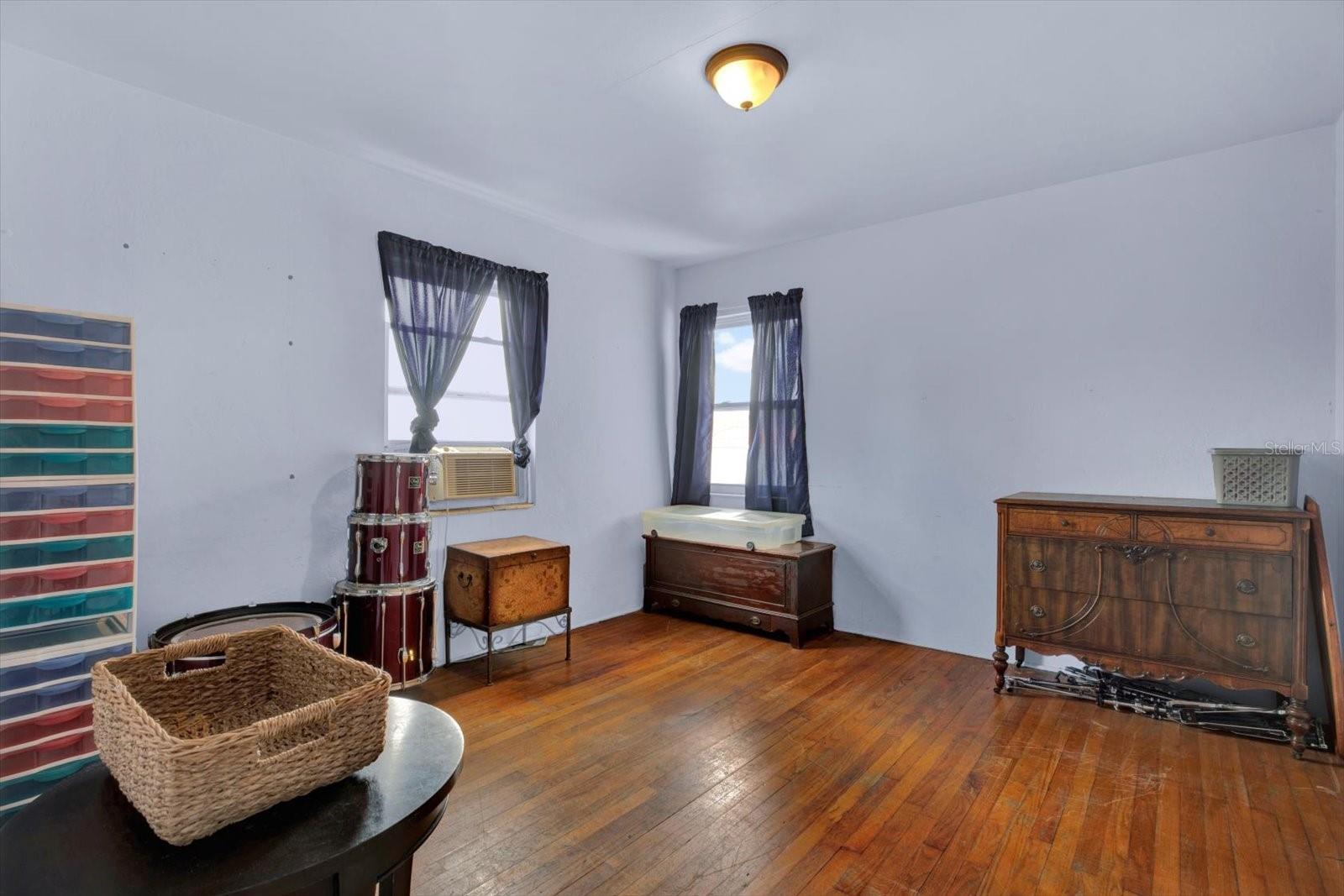 Image 16 of 49 For 911 29th Street N