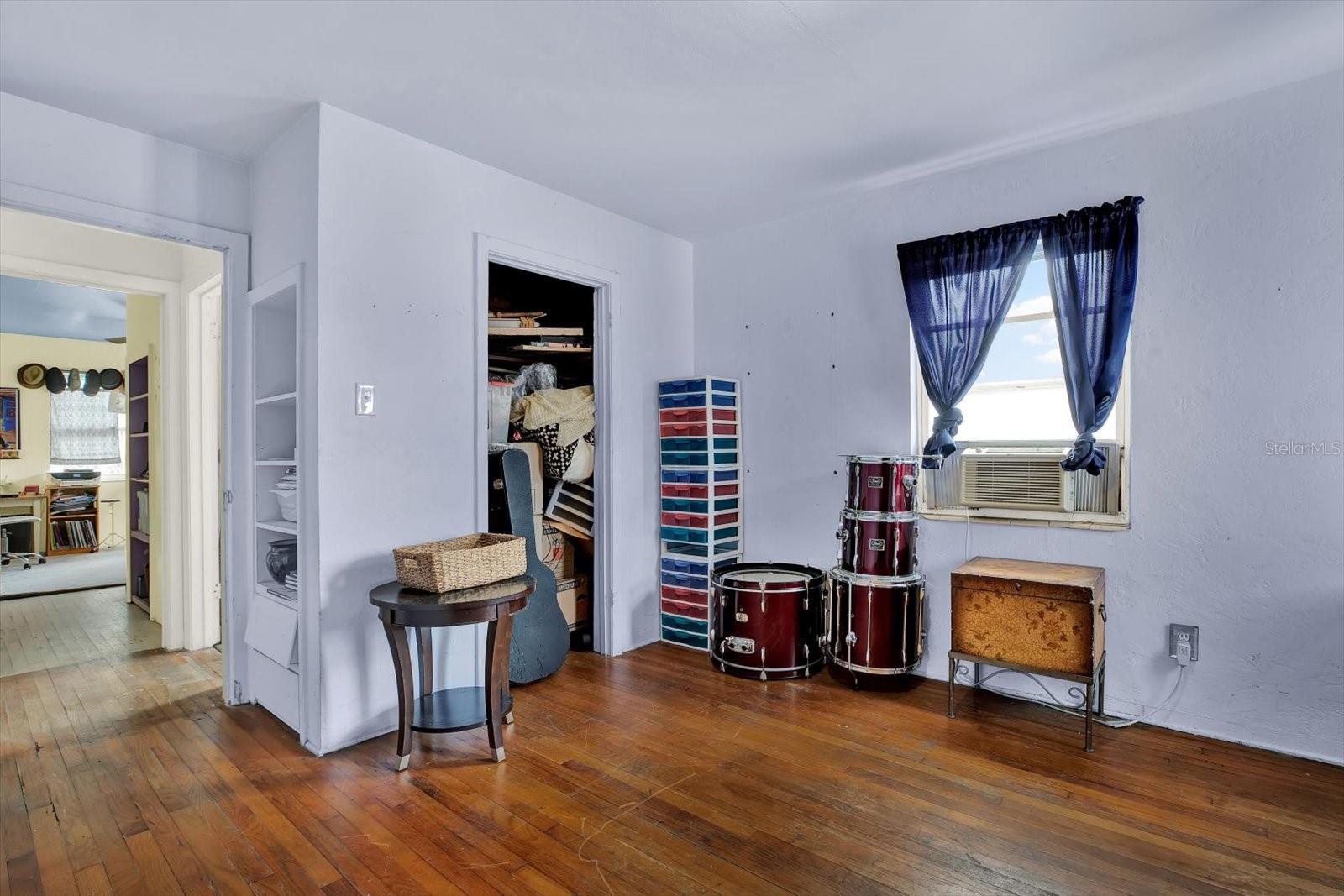 Image 17 of 49 For 911 29th Street N