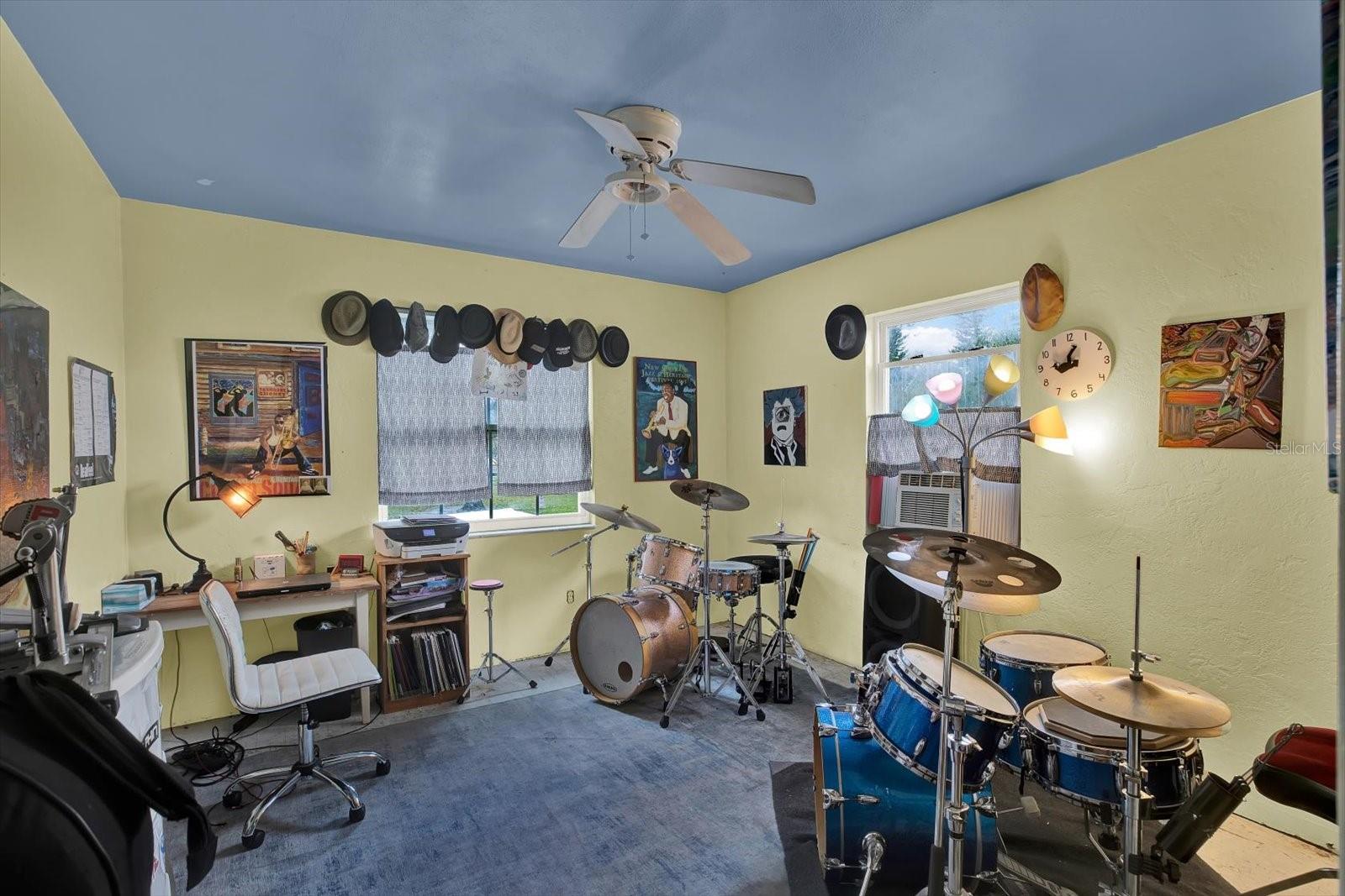 Image 19 of 49 For 911 29th Street N